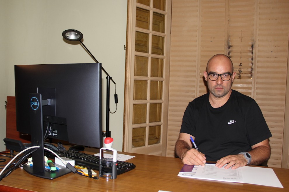 L’alcalde de la Pobla de Segur, Marc Baró, al despatx de l’ajuntament