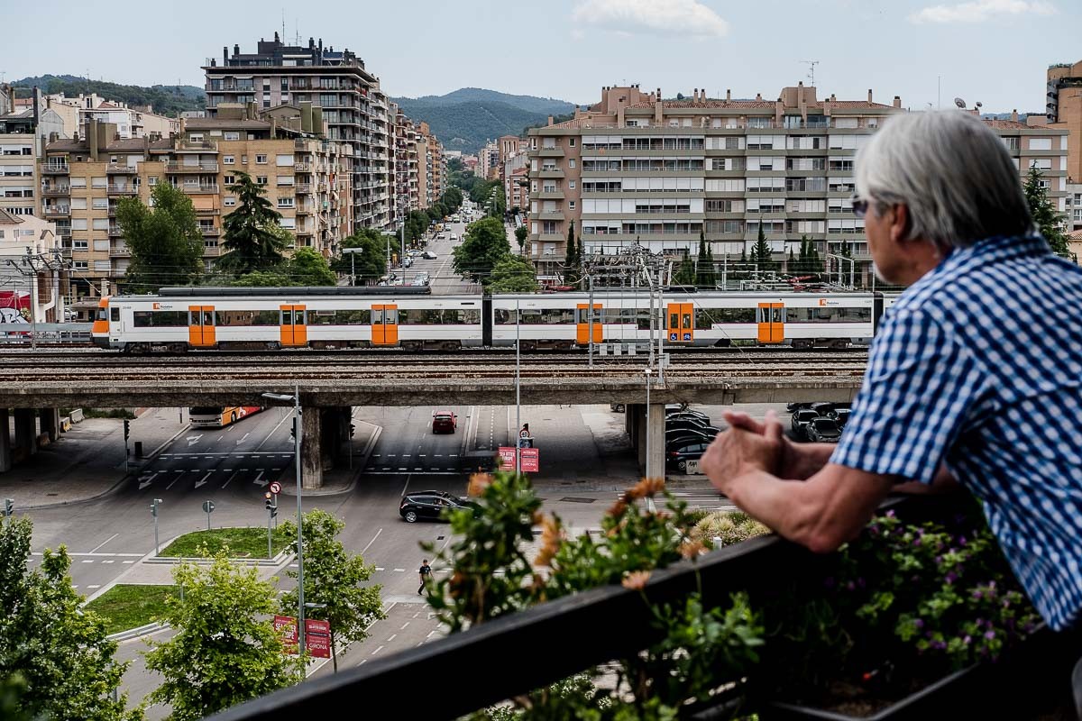 Un tren, al seu pas per Girona