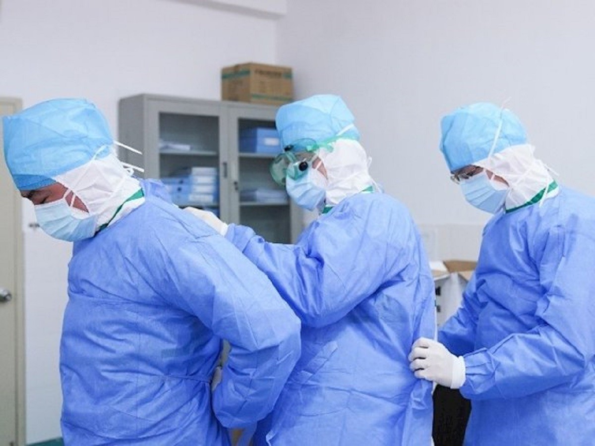 Doctors es preparen per atendre un pacient de coronavirus