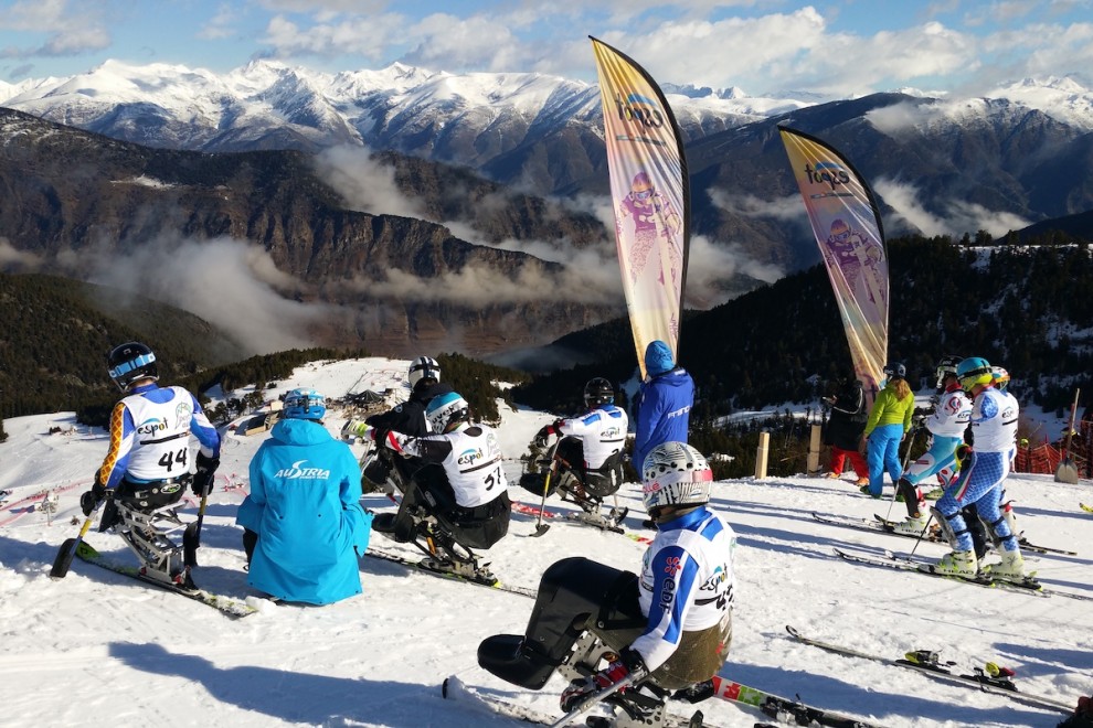 Esquiadors a punt d'iniciar un descens en una edició anterior del campionat a Espot