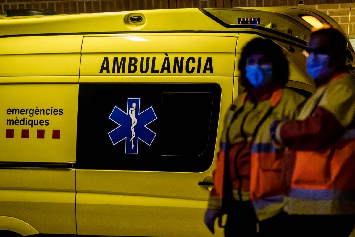 Personal sanitari a les portes d’un hospital català