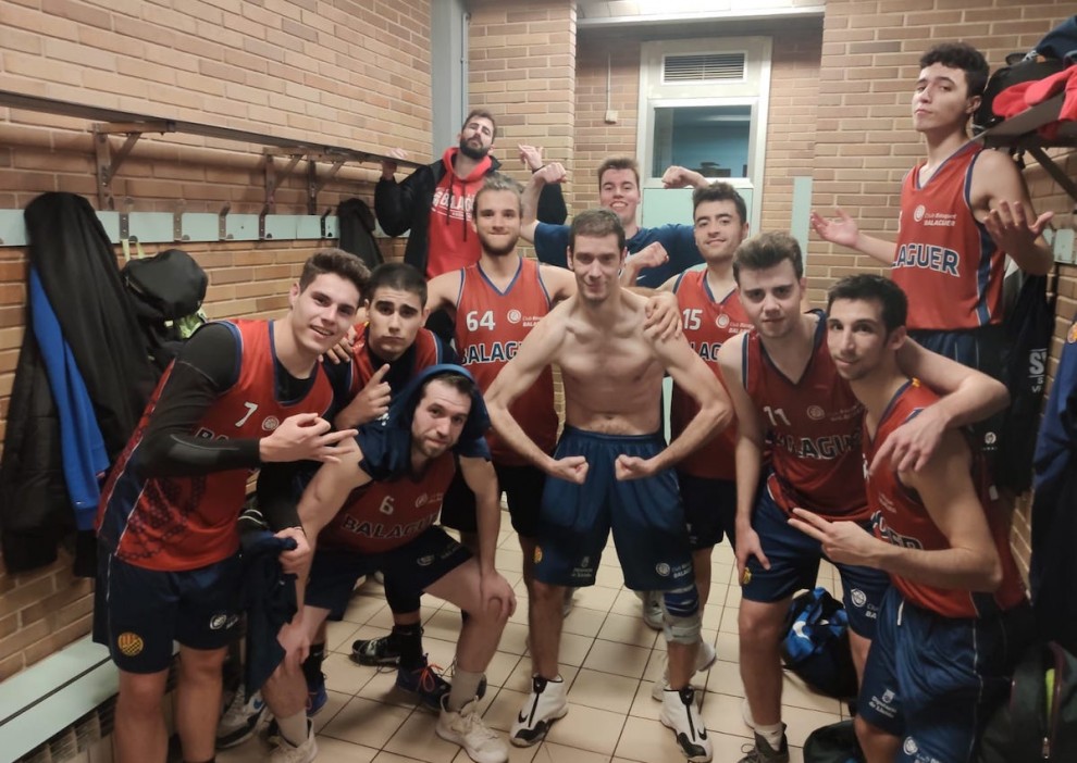 Els jugadors del Balaguer B van celebrar el triomf al vestidor