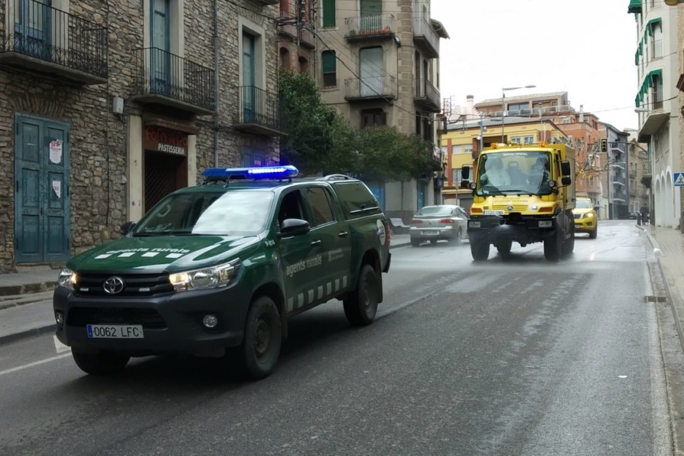 Els Agents Rurals desinfectant els carrers a la Pobla de Segur, en imatge d'arxiu
