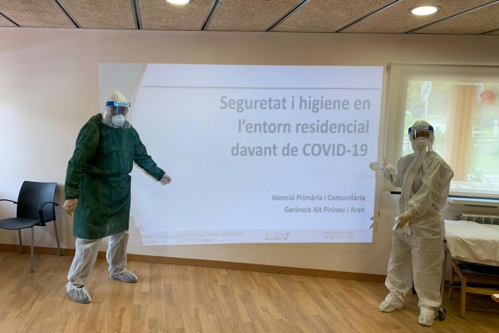 Personal sanitari fent formació a les residències d’Esterri i Sort
