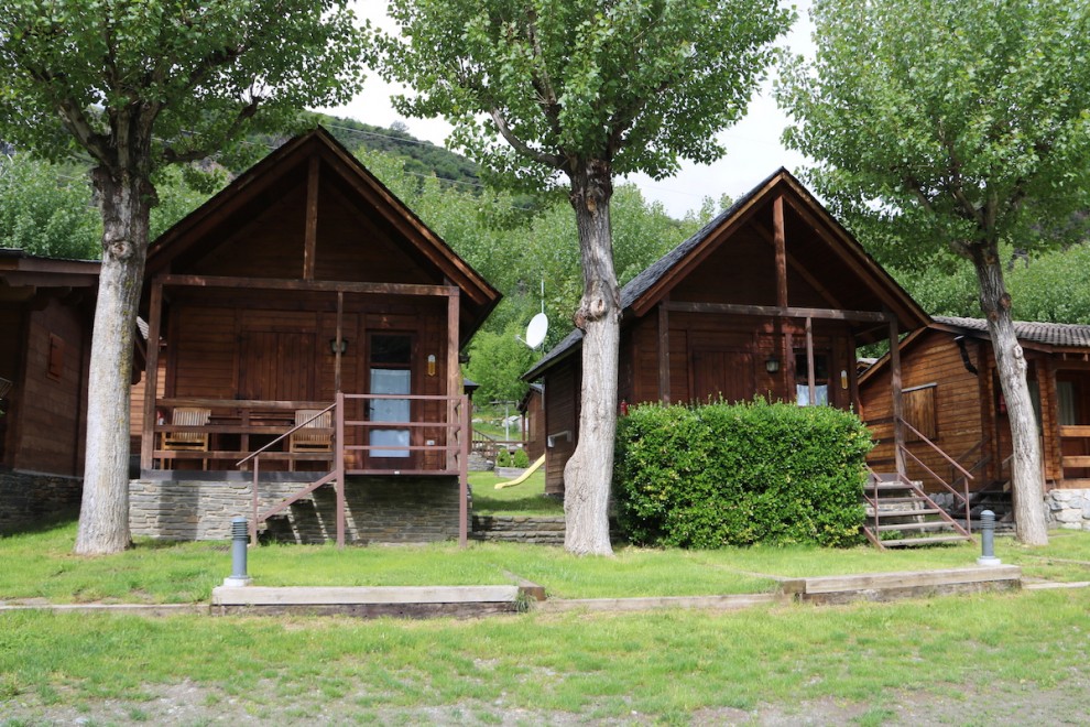 Detall de dos bungalous a un càmping de la Guingueta d’Àneu.
