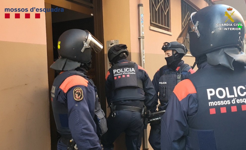Imatge de l’operatiu policial entre els Mossos i la Guàrdia Civil