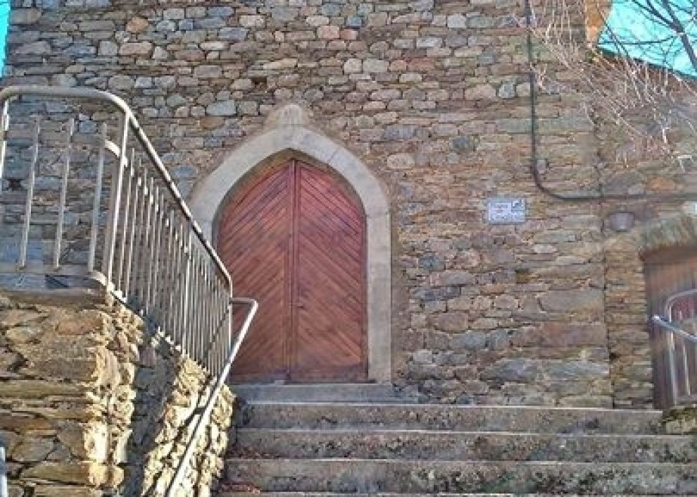 Detall de l’exterior de l’església de Sant Serni de Cerbi