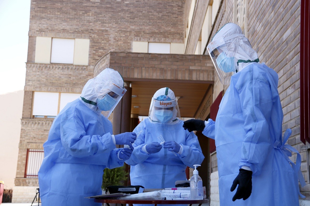 Sanitaris preparant proves PCR a Lleida