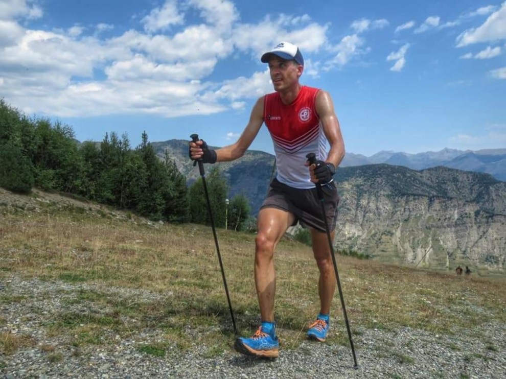 L'atleta Abel Carretero realitzant el repte a l'estació d'Espot Esquí