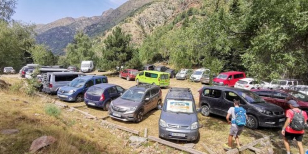 Imatge dels vehicles aparcats al pàrquing de La Molinassa