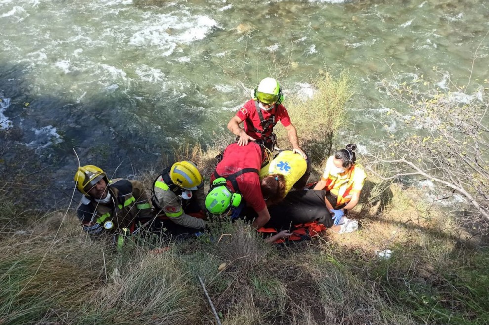 Imatge del rescat de la dona, molt a prop de l’aigua del riu Noguera Pallaresa