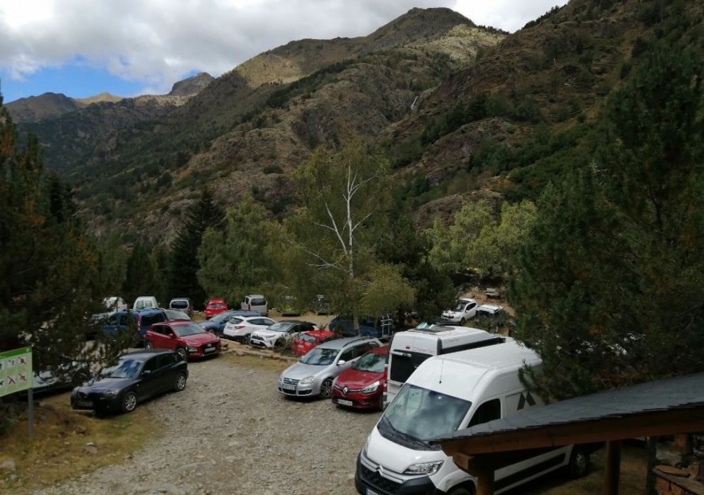 L’aparcament de la Molinassa ple de vehicles el passat estiu