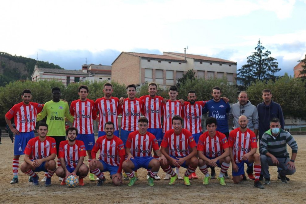 La plantilla del Pobla va acomiadar el camp de futbol de les escoles després de 85 anys
