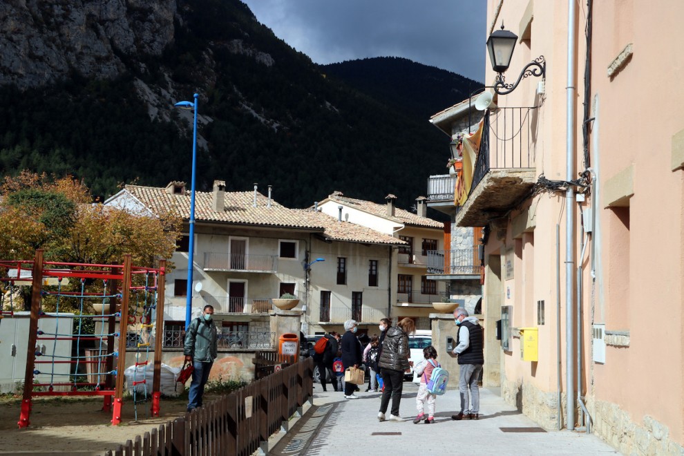 Imatge de la sortida de l’escola de Gósol, al Berguedà