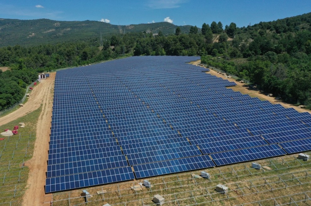 Imatge aèria d'una planta fotovoltaica ja instal·lada prop de la presa de la Talarn