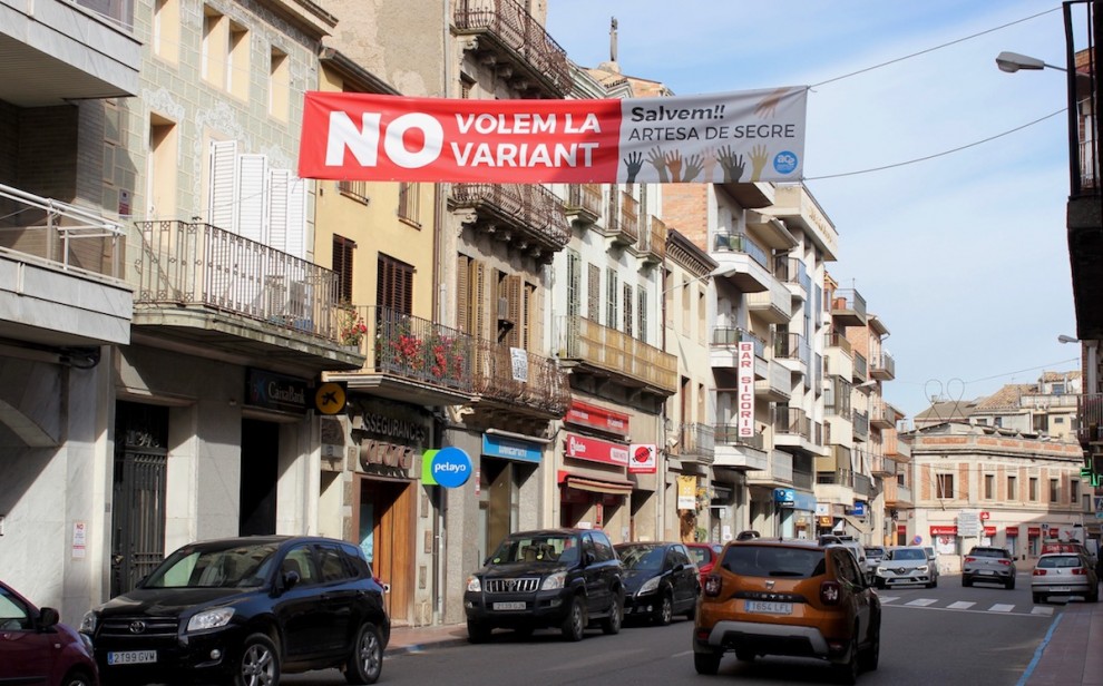 Imatge de la pancarta contra la construcció de la variant d'Artesa de Segre