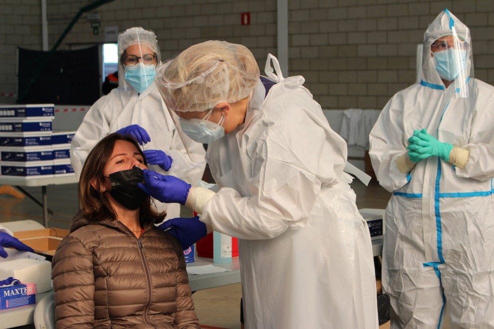 Una dona fent-se una PCR en un municipi català