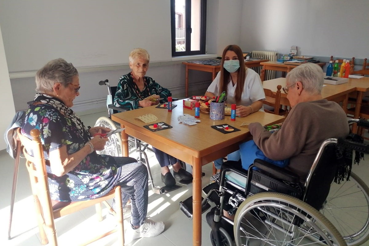 Padrines i una professional sanitària en una residència