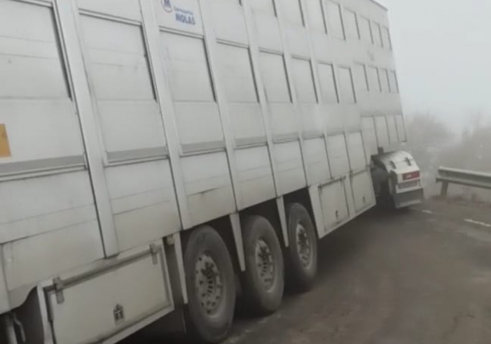 Imatge del camió travessat a la carretera de Sant Serni