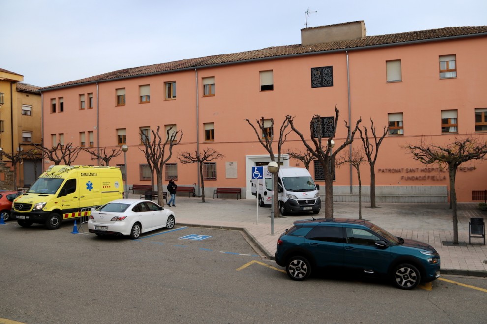 Dos ambulàncies davant les portes de la residència Fundació Fiella