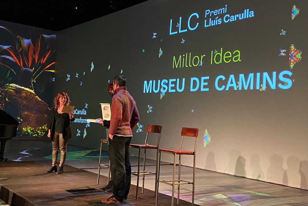 Gemma Cots i Marc Cortina recollint el Premi Lluís Carulla