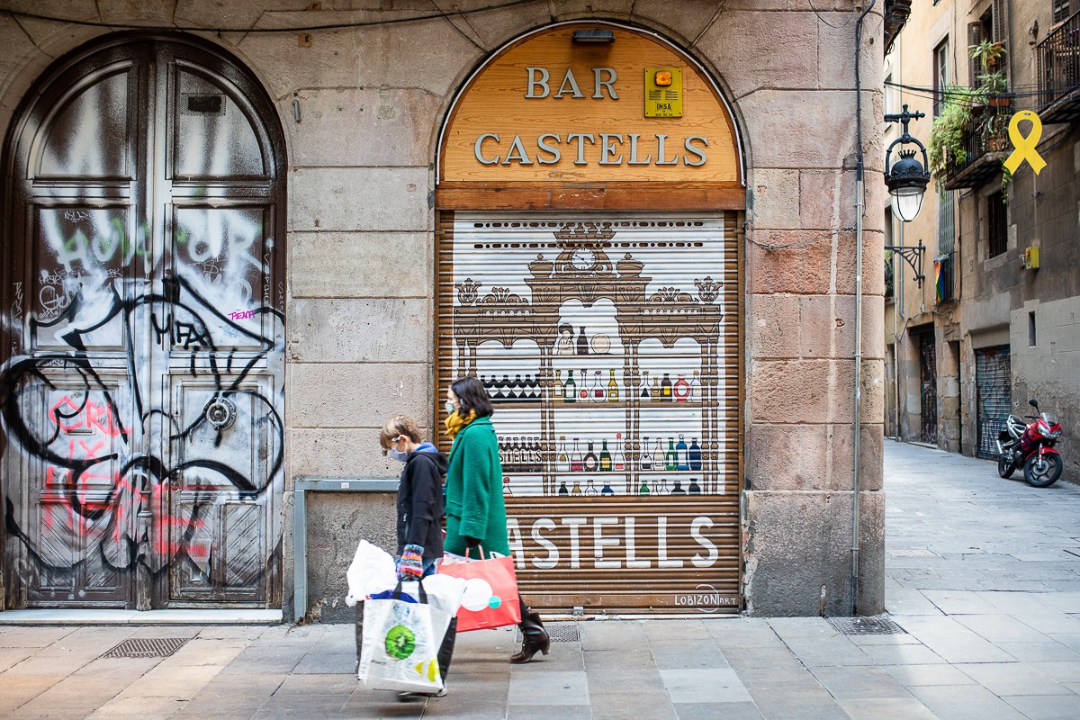 Persones amb mascareta pels carrers de Barcelona
