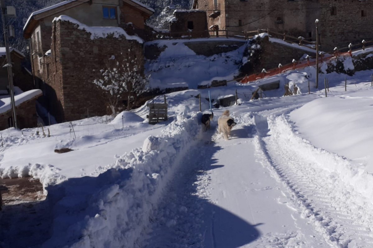 L’accés a Mencui, farcit de neu