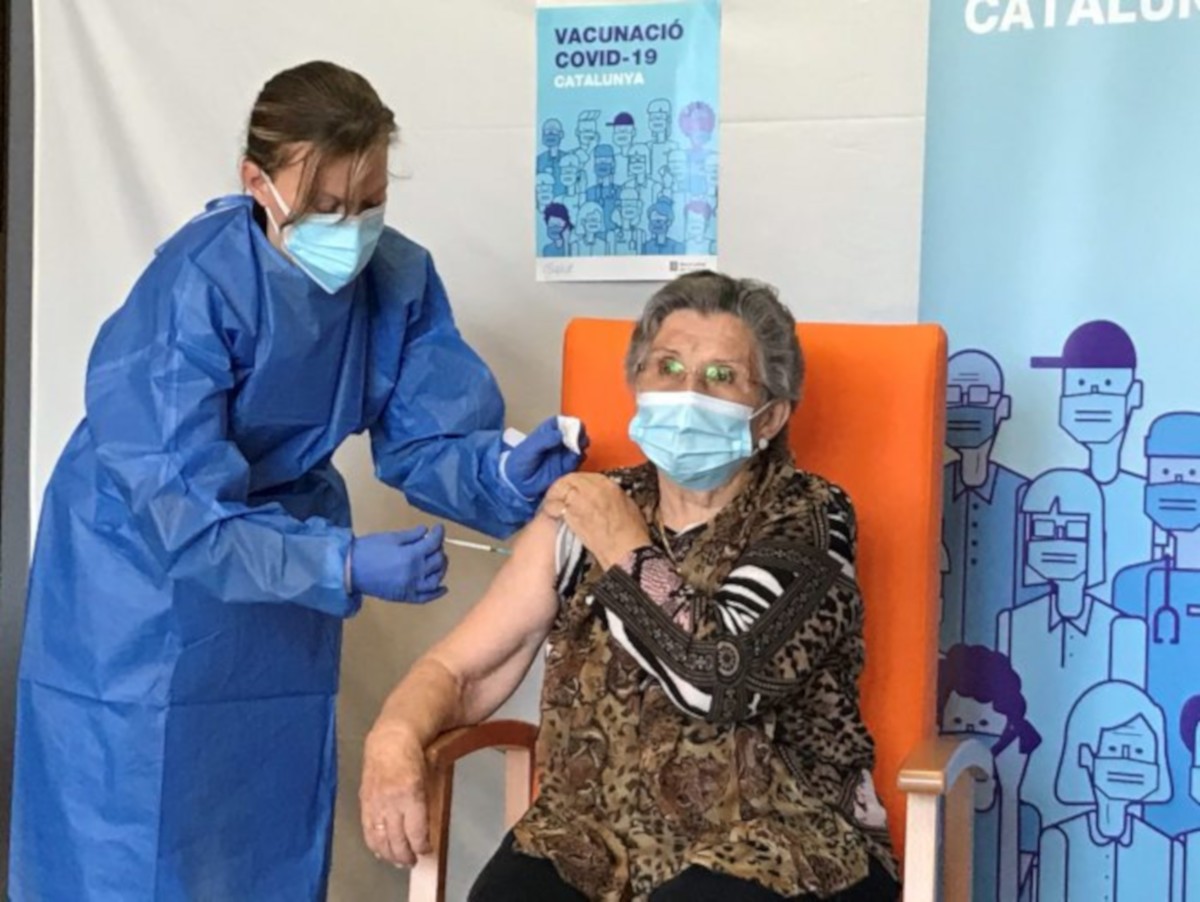 Leocàdia Peña, aquest matí, rebent la segona dosi de la vacuna