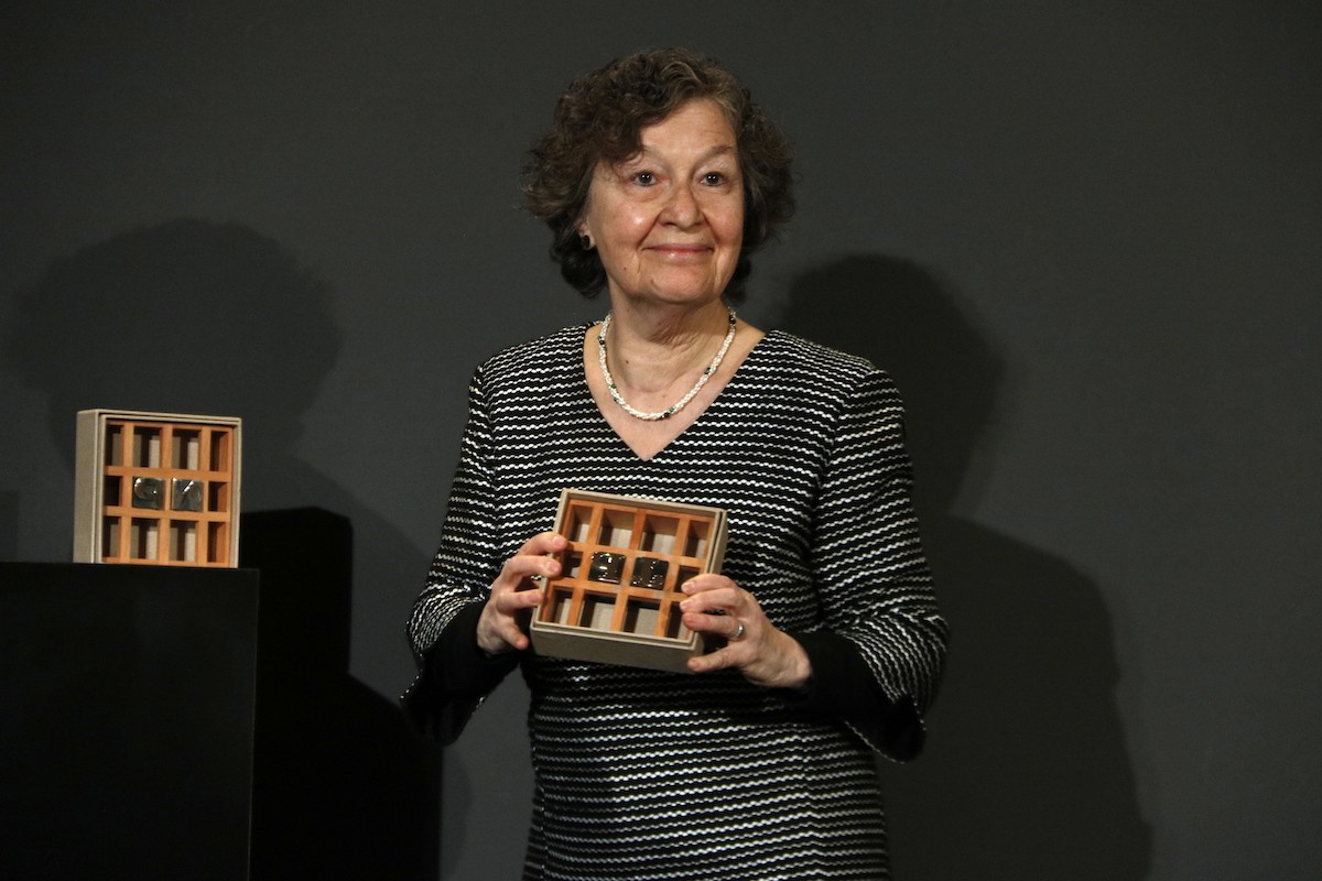 La guanyadora del Premi Josep Pla, Maria Barbal, mostrant el guardó