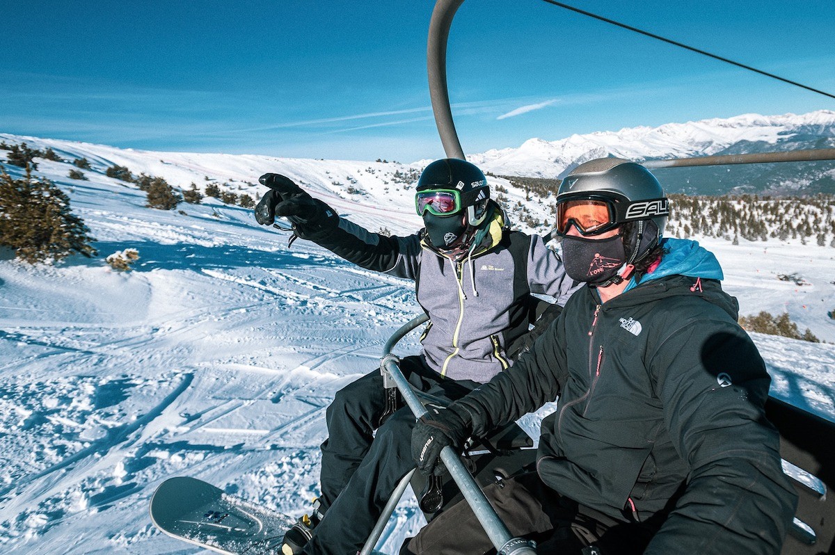 Dos esquiadors en un telecadira a l’estació de Port Ainé