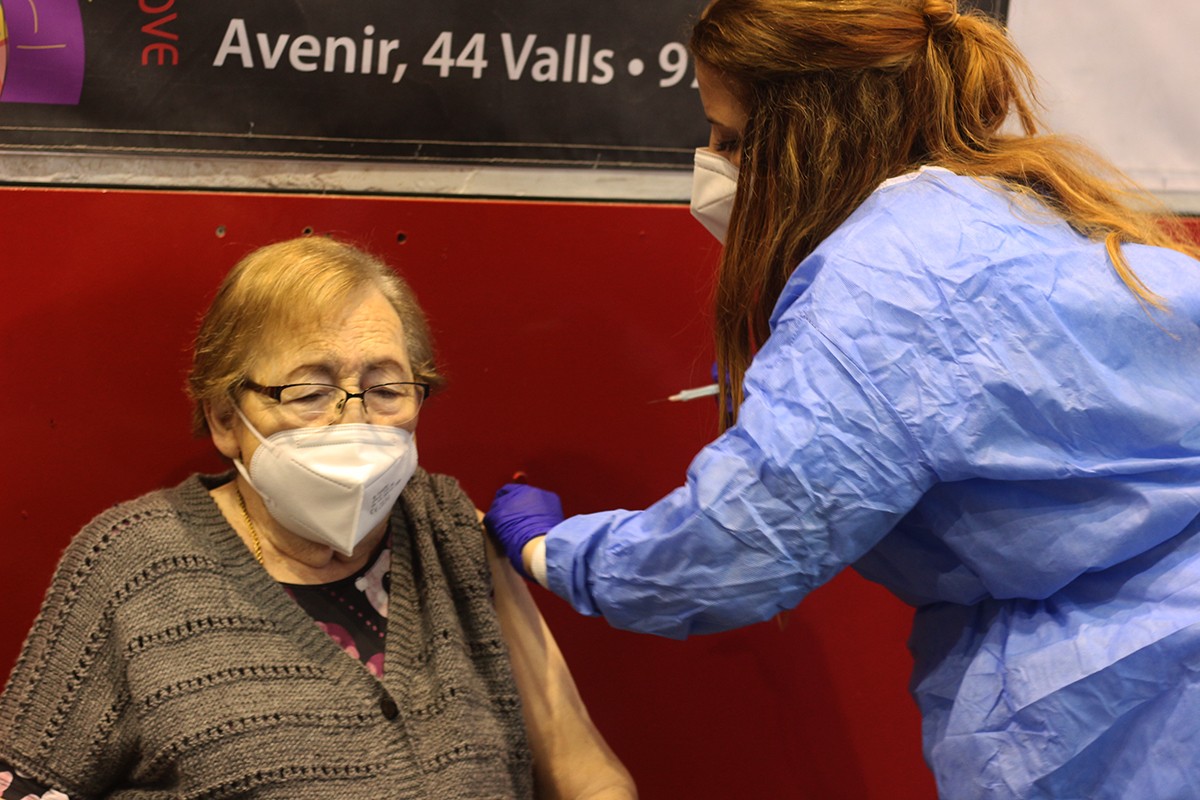 Una catalana de 92 anys rebent la vacuna