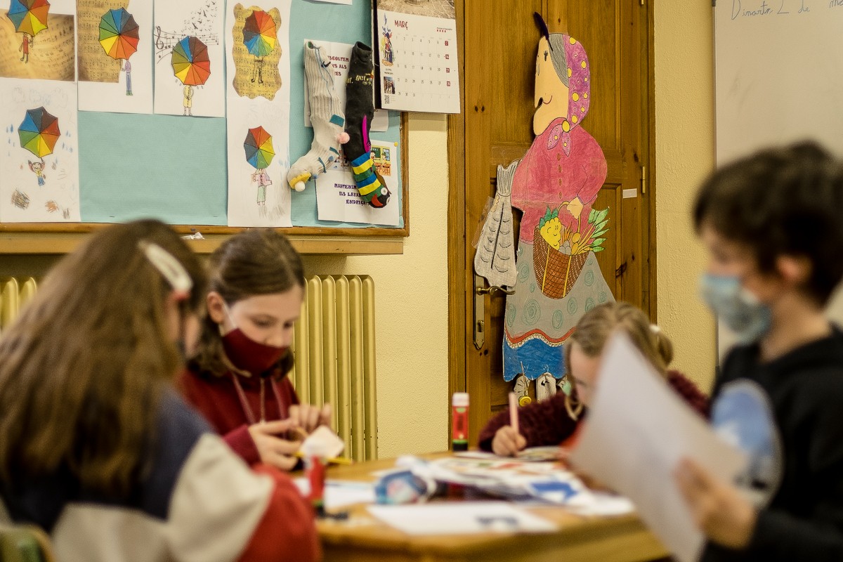 Els nens d'una escola catalana a classe amb mascareta