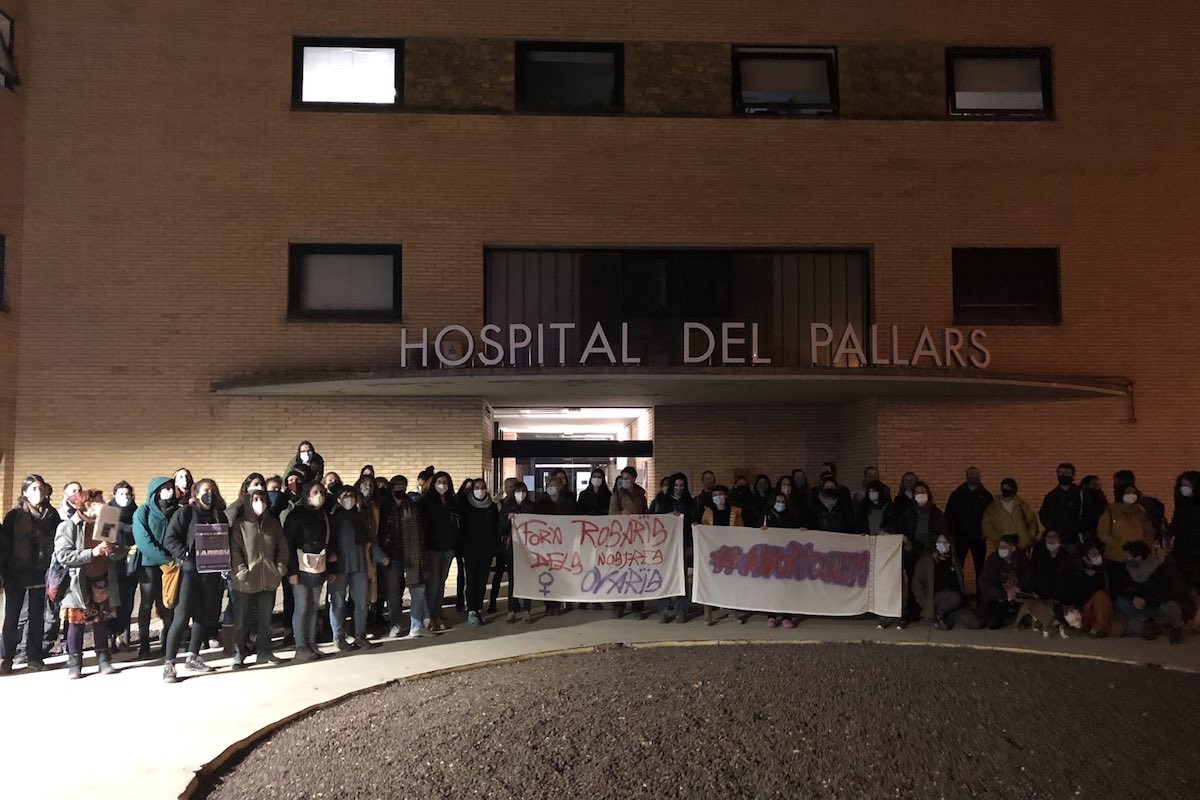 Foto de grup dels manifestants davant l’Hospital del Pallars