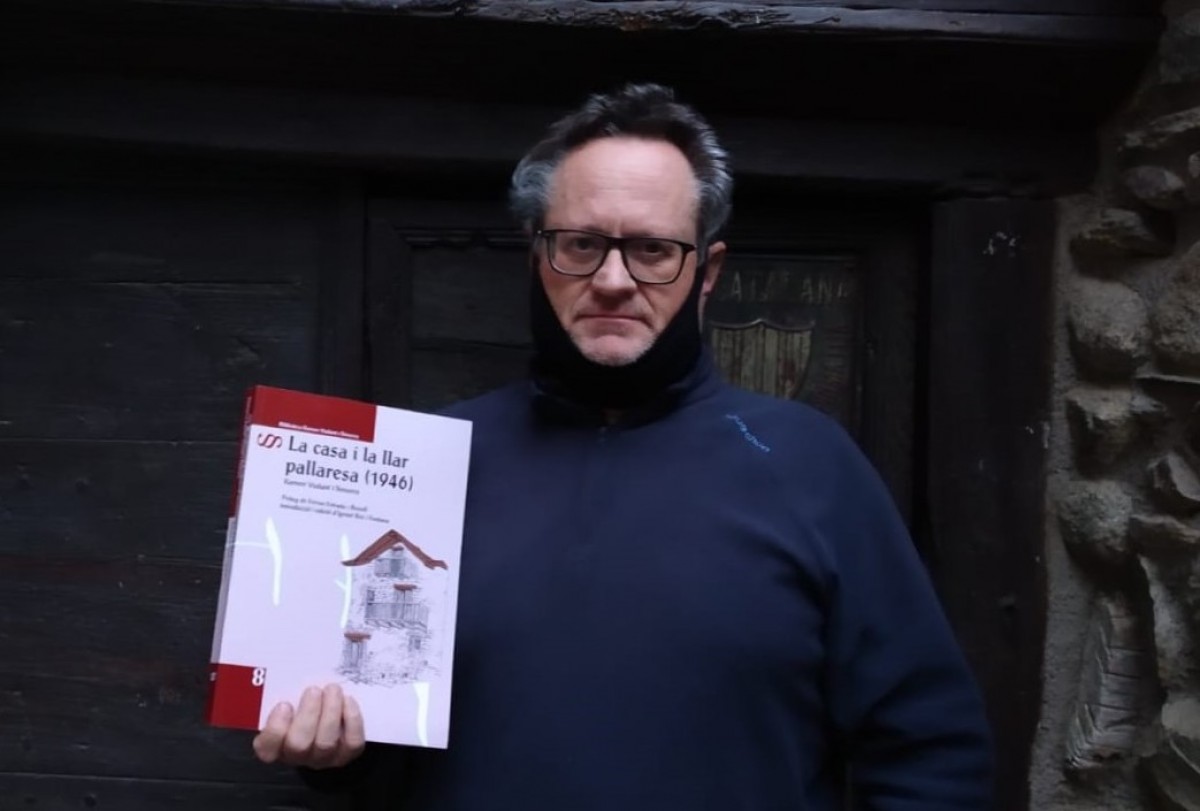 Ignasi Ros, historiador i tècnic de l'Ecomuseu de les Valls d'Àneu, amb el llibre
