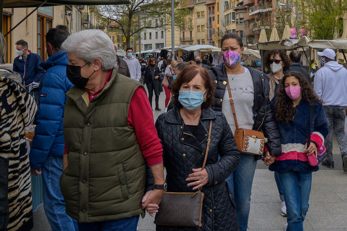 Gent amb mascareta passejant en una ciutat catalana
