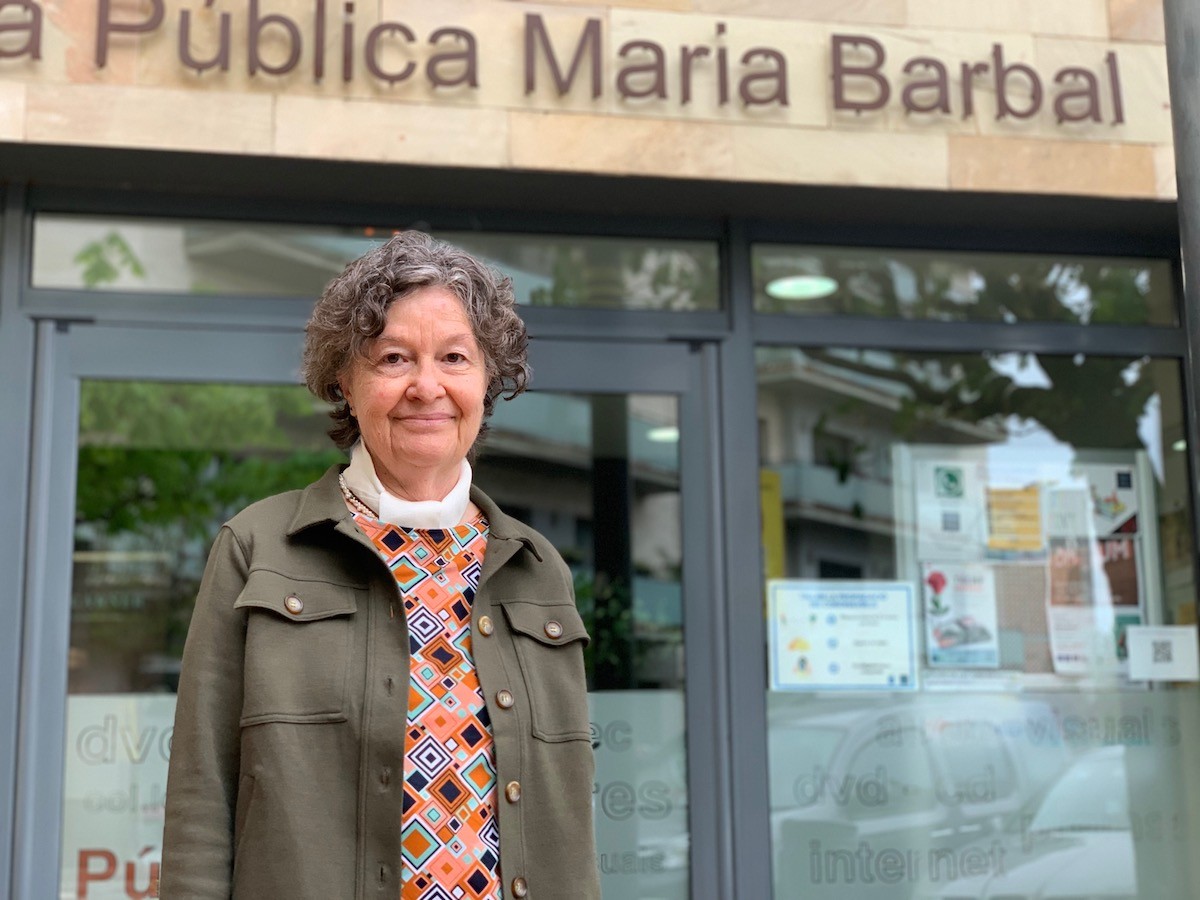 Maria Barbal, davant la biblioteca trempolina que porta el seu nom