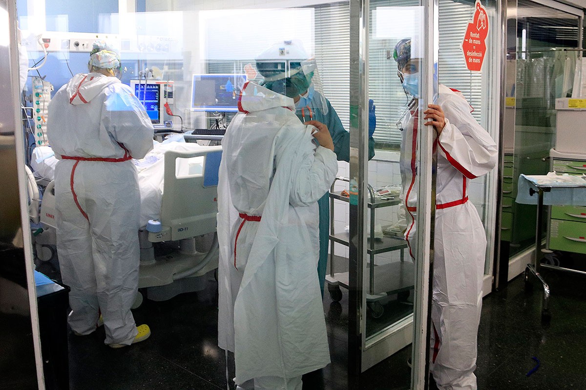 Personal sanitari atenent un pacient a l’UCI d’un hospital català