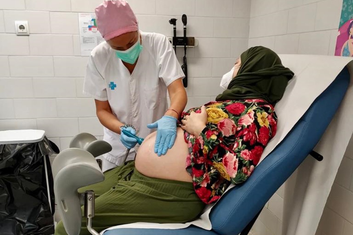 Una llevadora atenent una embarassada