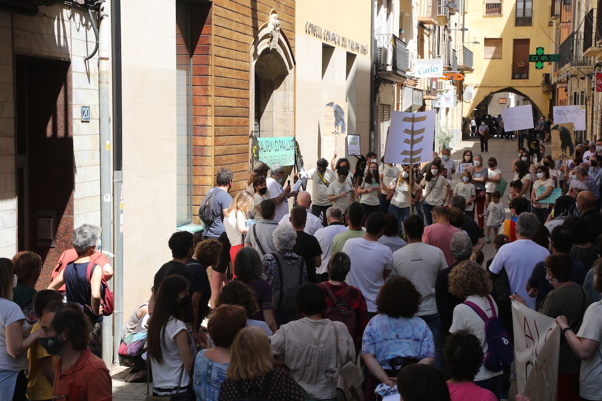 Els manifestants, davant la seu del Consell Comarcal del Pallars Jussà a Tremp