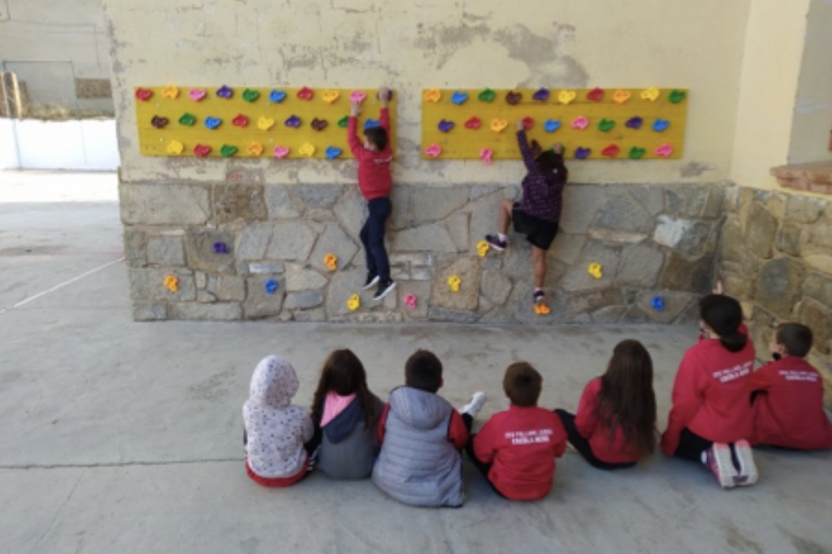 Alumnes de l’escola Aeso d’Isona en un dels nous espais de joc situats al pati