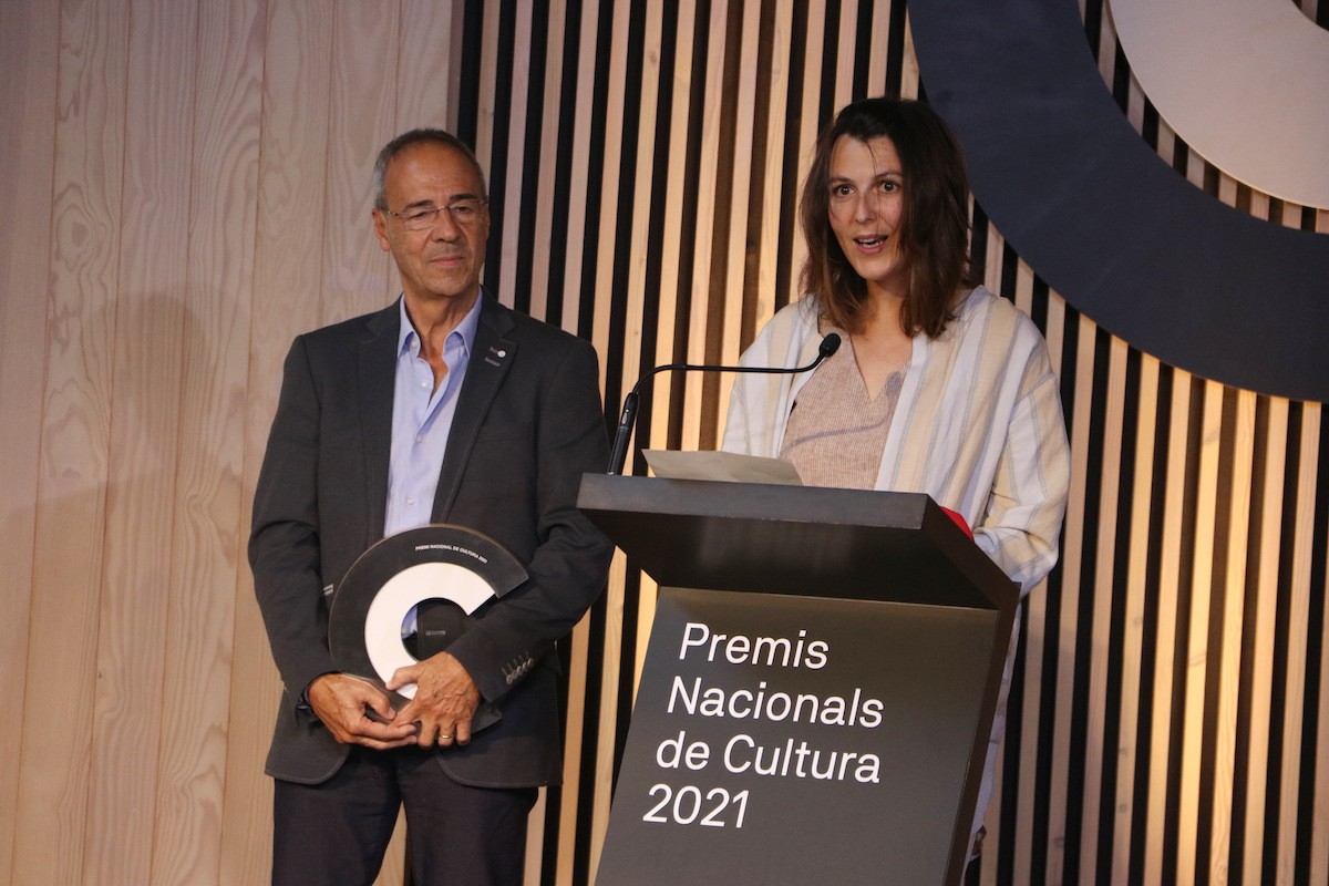 La directora del Dansàneu, Rut Martínez, recollint el Premi Nacional de Cultura 2021