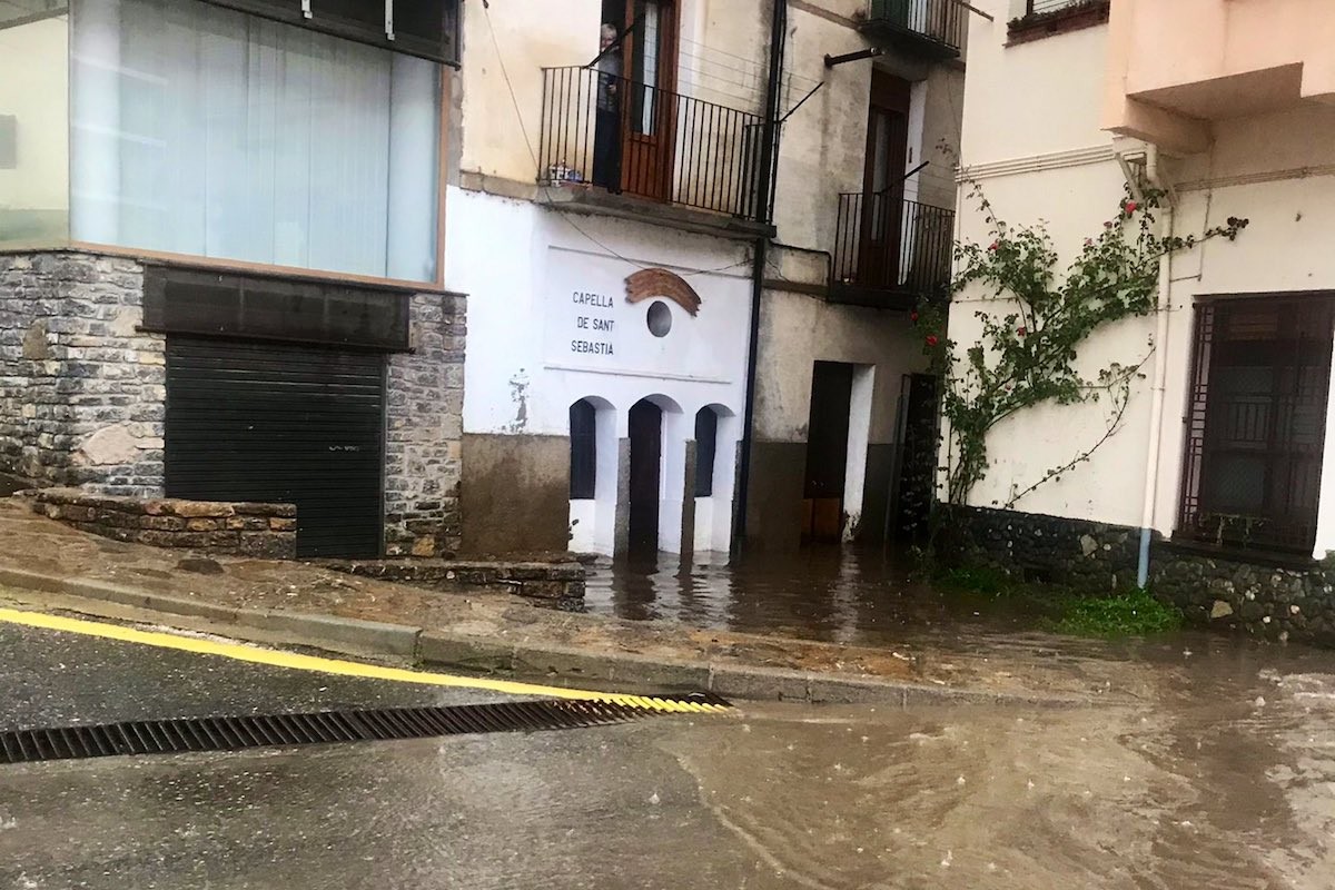 Imatge d’un carrer de Sort inundat per la tempesta d’aquest diumenge