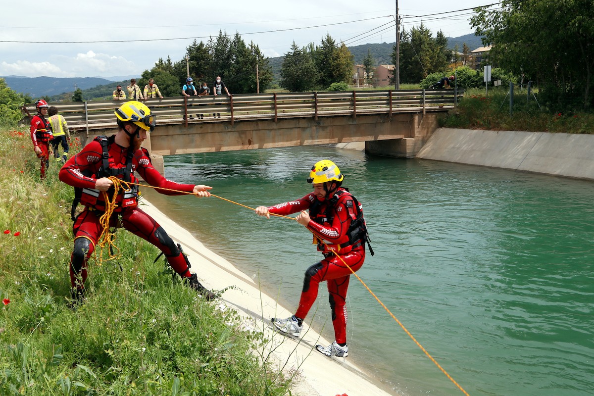 Un bomber extreu un company de l’aigua amb cordes