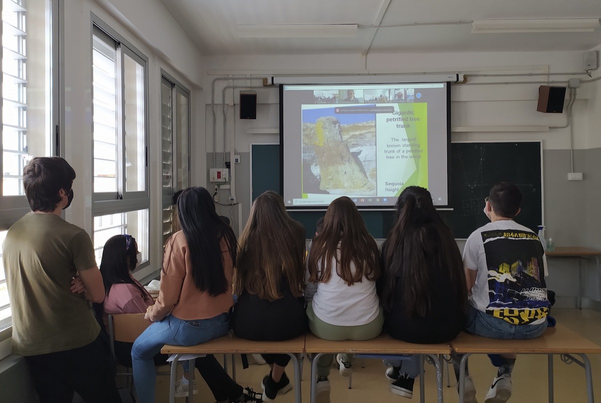 Alumnes de Tremp escoltant la presentació dels estudiants del Geoparc grec