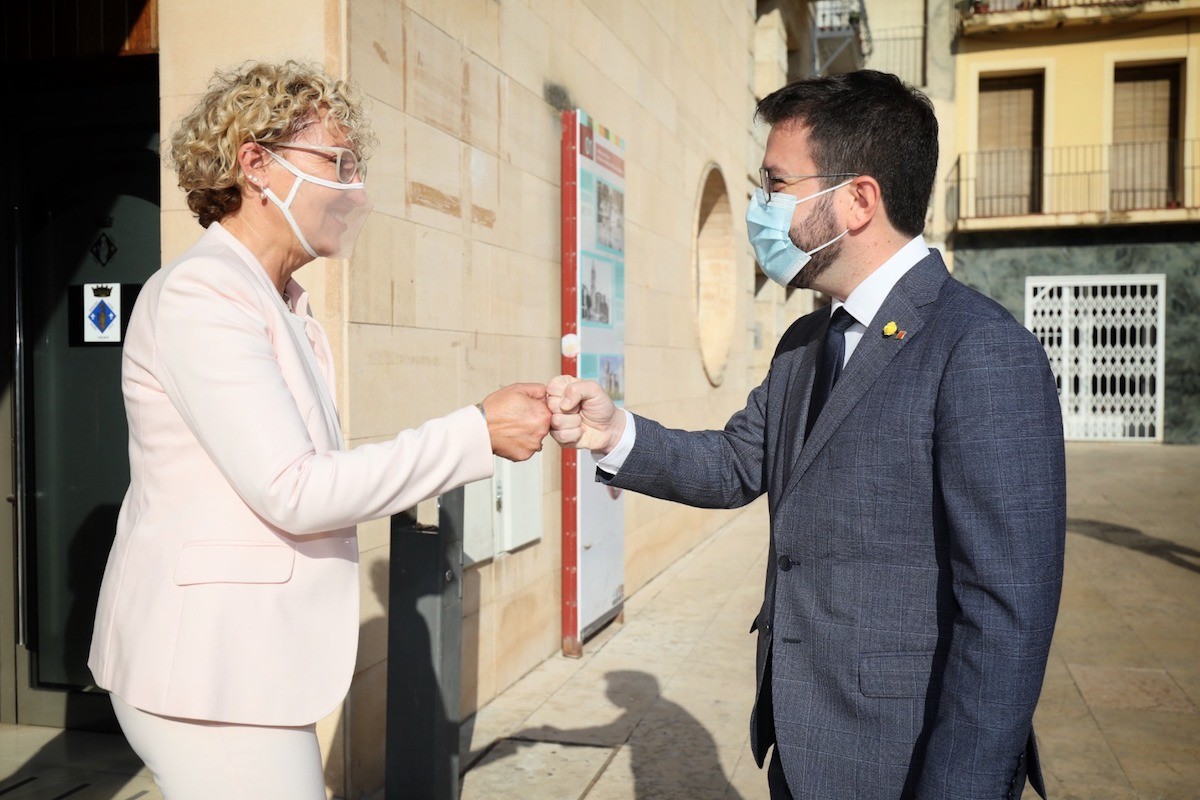 Aragonès saludant l’alcaldessa, Maria Pilar Cases, en la seva arribada a l’ajuntament
