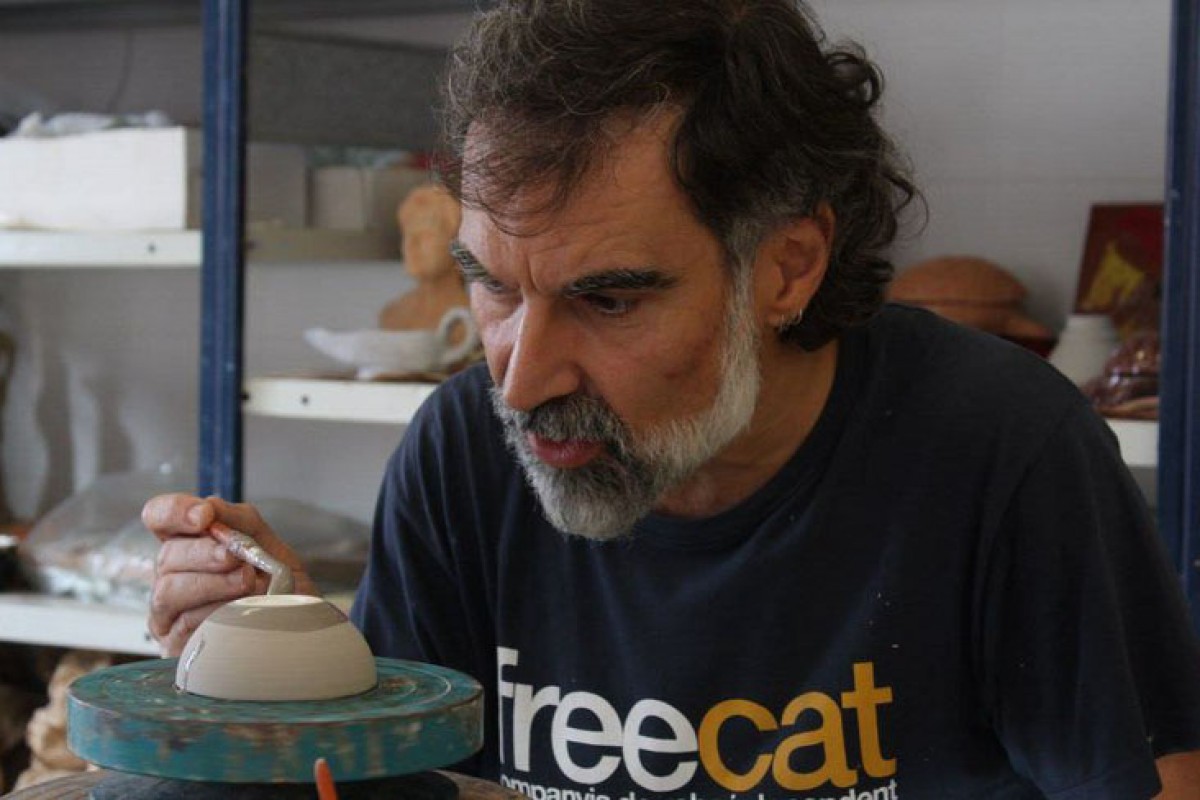 Jordi Cuixart fent ceràmica quan estava empresonat
