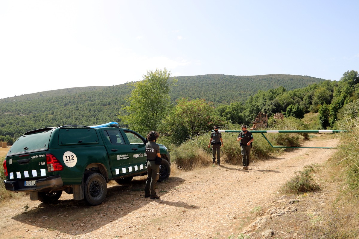Agents Rurals tancant un accés a la zona sud del Pallars Jussà