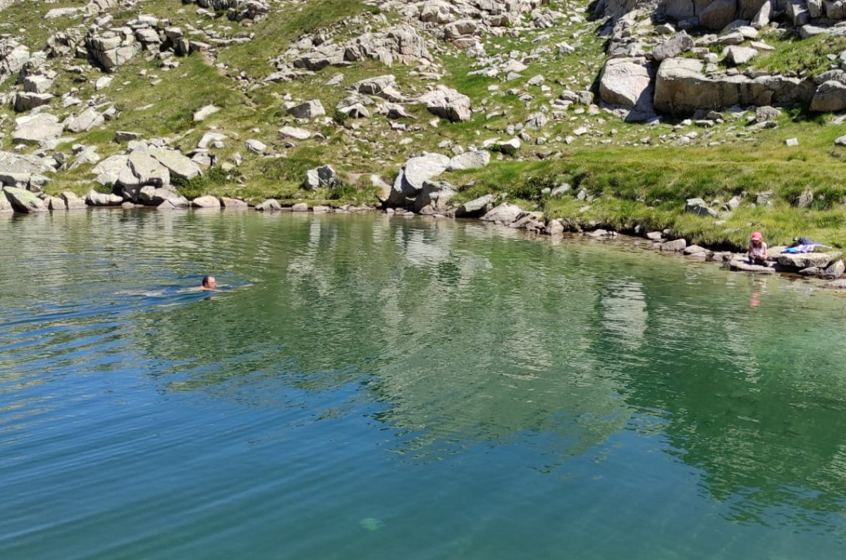 Una persona banyant-se a l’estany de Saburó, quelcom prohibit