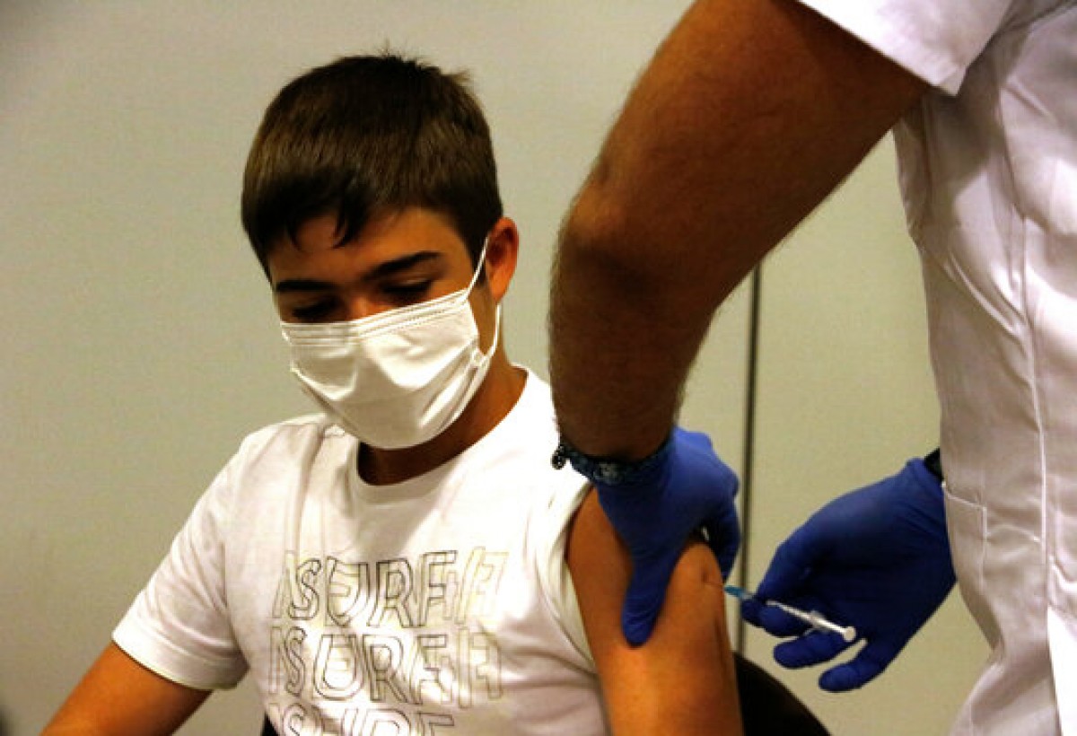 Un noi jove vacunant-se, aquest agost