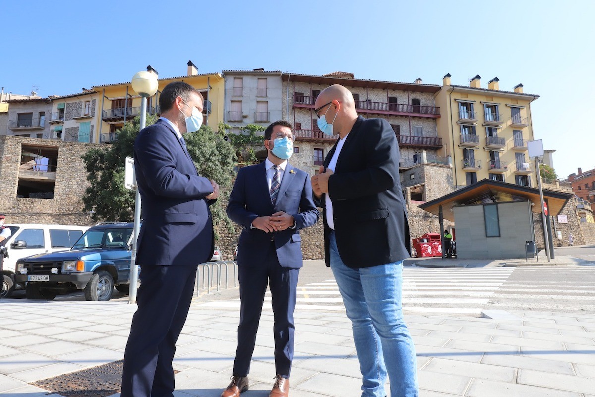 Marc Baró conversa amb el president Aragonès durant la seva visita a la població